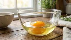 Odborníci vysvetlili, prečo nemožno jesť surové vajcia – nejde len o baktérie