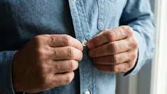 Prečo sú gombíky na odevoch mužov a žien umiestnené odlišne: zaujímavá história zvyku