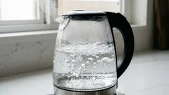 Prevarená voda: nebezpečná alebo nie? Rozobrali sme mýty, ktorým veria milióny ľudí.